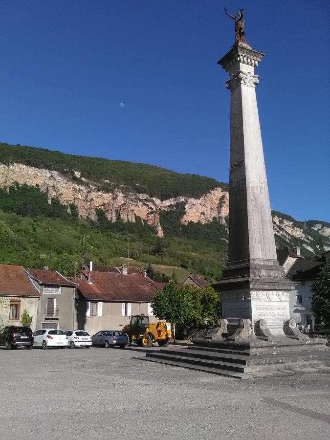 A Deux Pas Du Rheby Hotel Villebois Luaran gambar